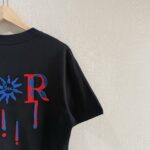 P75 款号TM1068 Dior 迪奥红标涂鸦太阳刺绣圆领短袖 面料：280克32支双纱纯棉面料 工艺：重工精梳棉 螺纹同缸同色 整体不会有色差 当下热度爆款 男女情侣款 定制原版一致辅料 三标齐全 os宽松版型 最大可穿到200斤左右 颜色：黑色 白色 尺码：S M L XL