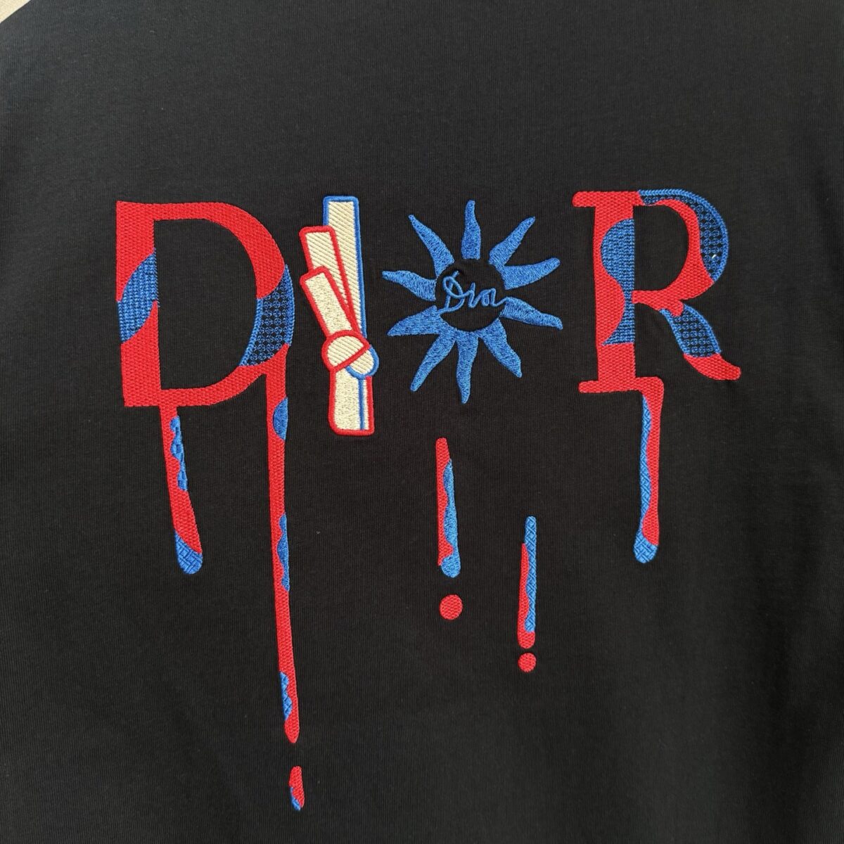 P75 款号TM1068 Dior 迪奥红标涂鸦太阳刺绣圆领短袖 面料：280克32支双纱纯棉面料 工艺：重工精梳棉 螺纹同缸同色 整体不会有色差 当下热度爆款 男女情侣款 定制原版一致辅料 三标齐全 os宽松版型 最大可穿到200斤左右 颜色：黑色 白色 尺码：S M L XL