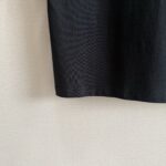 P75 款号TM1068 Dior 迪奥红标涂鸦太阳刺绣圆领短袖 面料：280克32支双纱纯棉面料 工艺：重工精梳棉 螺纹同缸同色 整体不会有色差 当下热度爆款 男女情侣款 定制原版一致辅料 三标齐全 os宽松版型 最大可穿到200斤左右 颜色：黑色 白色 尺码：S M L XL