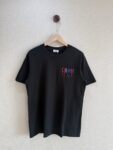P75 款号TM1068 Dior 迪奥红标涂鸦太阳刺绣圆领短袖 面料：280克32支双纱纯棉面料 工艺：重工精梳棉 螺纹同缸同色 整体不会有色差 当下热度爆款 男女情侣款 定制原版一致辅料 三标齐全 os宽松版型 最大可穿到200斤左右 颜色：黑色 白色 尺码：S M L XL