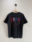 P75 款号TM1068 Dior 迪奥红标涂鸦太阳刺绣圆领短袖 面料：280克32支双纱纯棉面料 工艺：重工精梳棉 螺纹同缸同色 整体不会有色差 当下热度爆款 男女情侣款 定制原版一致辅料 三标齐全 os宽松版型 最大可穿到200斤左右 颜色：黑色 白色 尺码：S M L XL