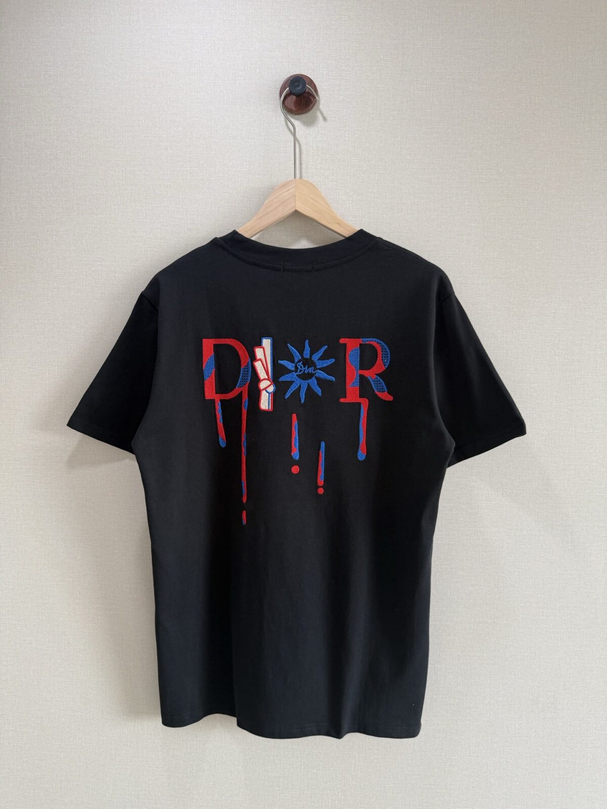 P75 款号TM1068 Dior 迪奥红标涂鸦太阳刺绣圆领短袖 面料：280克32支双纱纯棉面料 工艺：重工精梳棉 螺纹同缸同色 整体不会有色差 当下热度爆款 男女情侣款 定制原版一致辅料 三标齐全 os宽松版型 最大可穿到200斤左右 颜色：黑色 白色 尺码：S M L XL