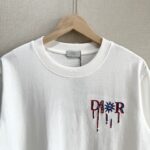 P75 款号TM1068 Dior 迪奥红标涂鸦太阳刺绣圆领短袖 面料：280克32支双纱纯棉面料 工艺：重工精梳棉 螺纹同缸同色 整体不会有色差 当下热度爆款 男女情侣款 定制原版一致辅料 三标齐全 os宽松版型 最大可穿到200斤左右 颜色：黑色 白色 尺码：S M L XL