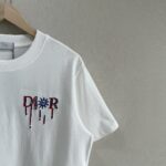 P75 款号TM1068 Dior 迪奥红标涂鸦太阳刺绣圆领短袖 面料：280克32支双纱纯棉面料 工艺：重工精梳棉 螺纹同缸同色 整体不会有色差 当下热度爆款 男女情侣款 定制原版一致辅料 三标齐全 os宽松版型 最大可穿到200斤左右 颜色：黑色 白色 尺码：S M L XL