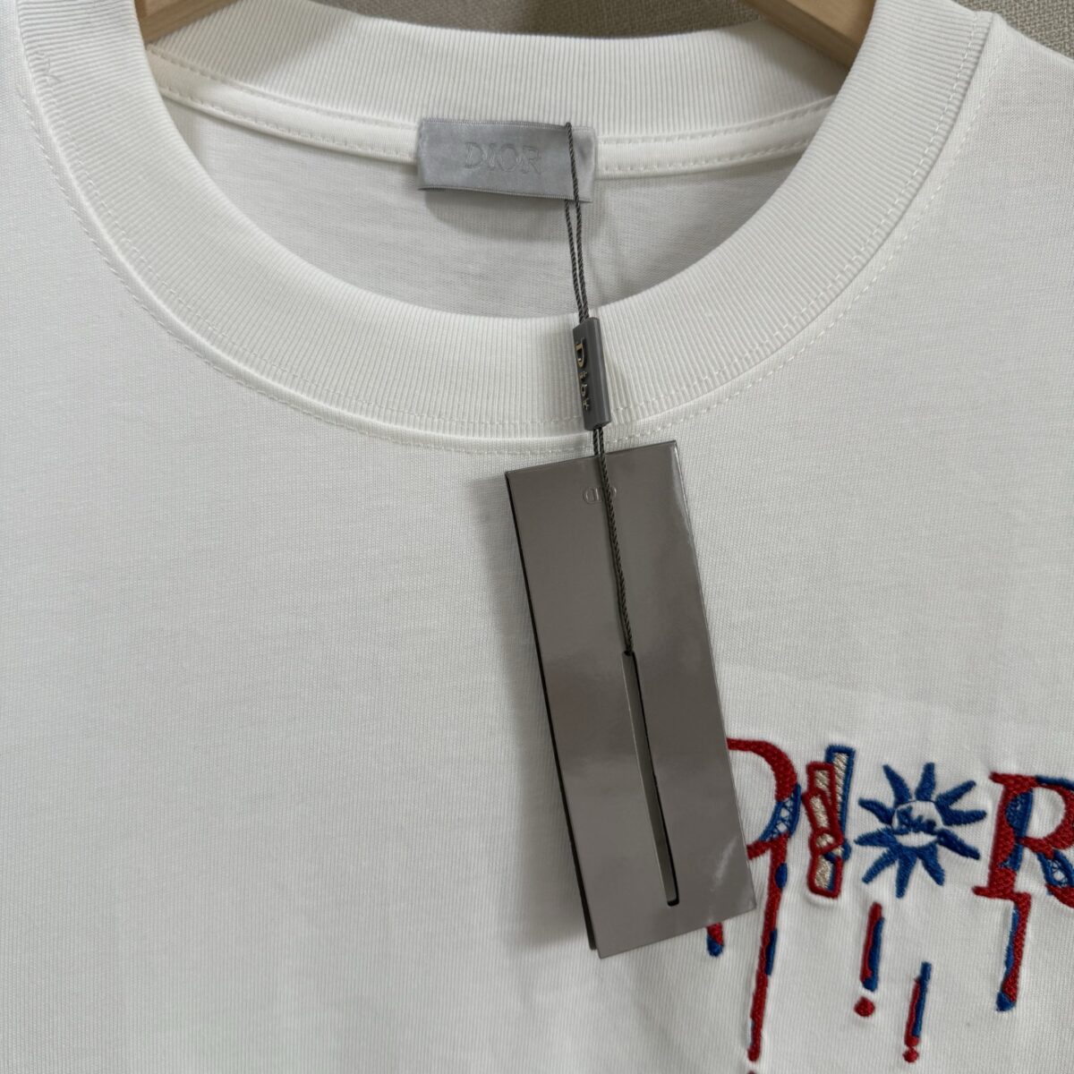 P75 款号TM1068 Dior 迪奥红标涂鸦太阳刺绣圆领短袖 面料：280克32支双纱纯棉面料 工艺：重工精梳棉 螺纹同缸同色 整体不会有色差 当下热度爆款 男女情侣款 定制原版一致辅料 三标齐全 os宽松版型 最大可穿到200斤左右 颜色：黑色 白色 尺码：S M L XL