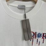 P75 款号TM1068 Dior 迪奥红标涂鸦太阳刺绣圆领短袖 面料：280克32支双纱纯棉面料 工艺：重工精梳棉 螺纹同缸同色 整体不会有色差 当下热度爆款 男女情侣款 定制原版一致辅料 三标齐全 os宽松版型 最大可穿到200斤左右 颜色：黑色 白色 尺码：S M L XL