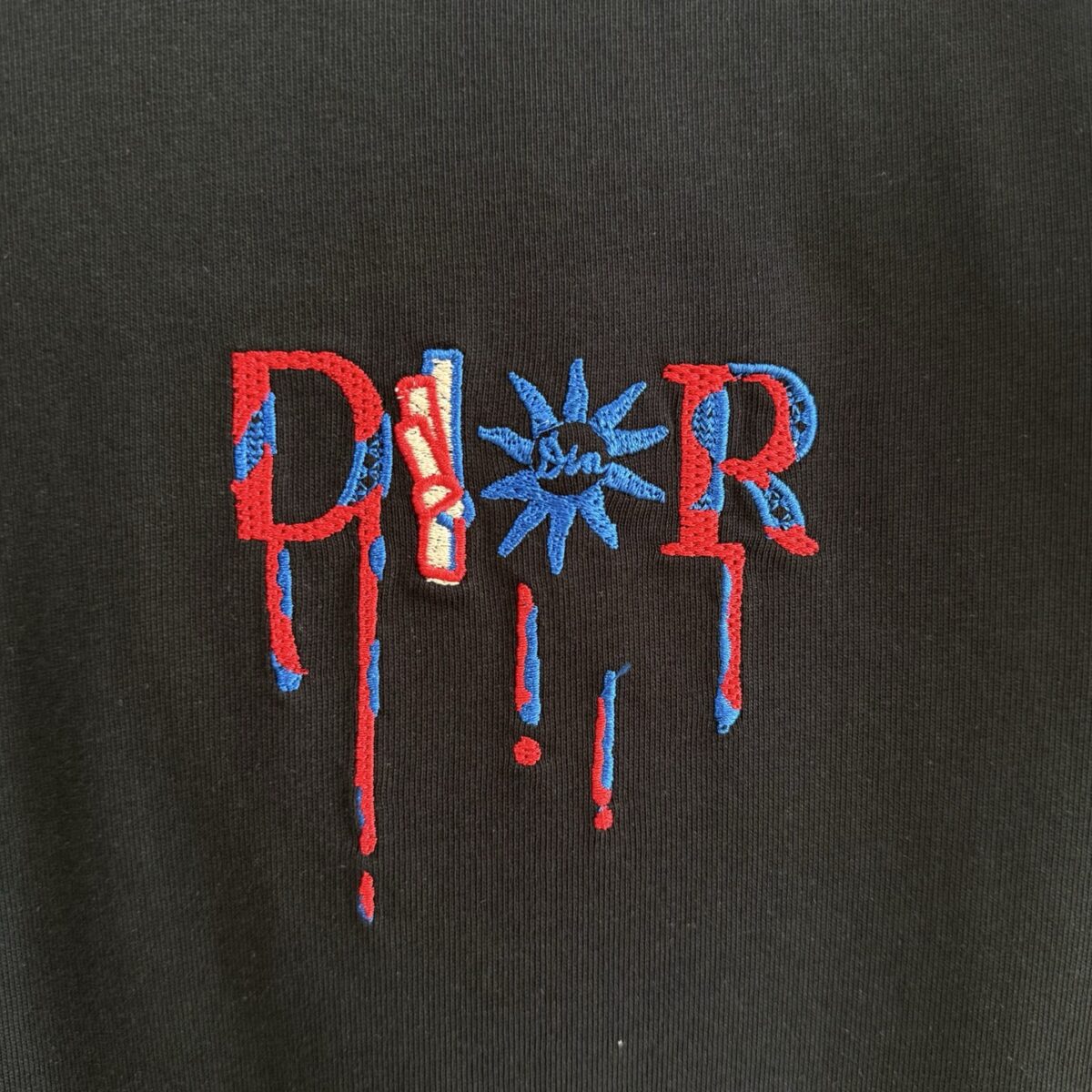 P75 款号TM1068 Dior 迪奥红标涂鸦太阳刺绣圆领短袖 面料：280克32支双纱纯棉面料 工艺：重工精梳棉 螺纹同缸同色 整体不会有色差 当下热度爆款 男女情侣款 定制原版一致辅料 三标齐全 os宽松版型 最大可穿到200斤左右 颜色：黑色 白色 尺码：S M L XL