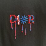 P75 款号TM1068 Dior 迪奥红标涂鸦太阳刺绣圆领短袖 面料：280克32支双纱纯棉面料 工艺：重工精梳棉 螺纹同缸同色 整体不会有色差 当下热度爆款 男女情侣款 定制原版一致辅料 三标齐全 os宽松版型 最大可穿到200斤左右 颜色：黑色 白色 尺码：S M L XL