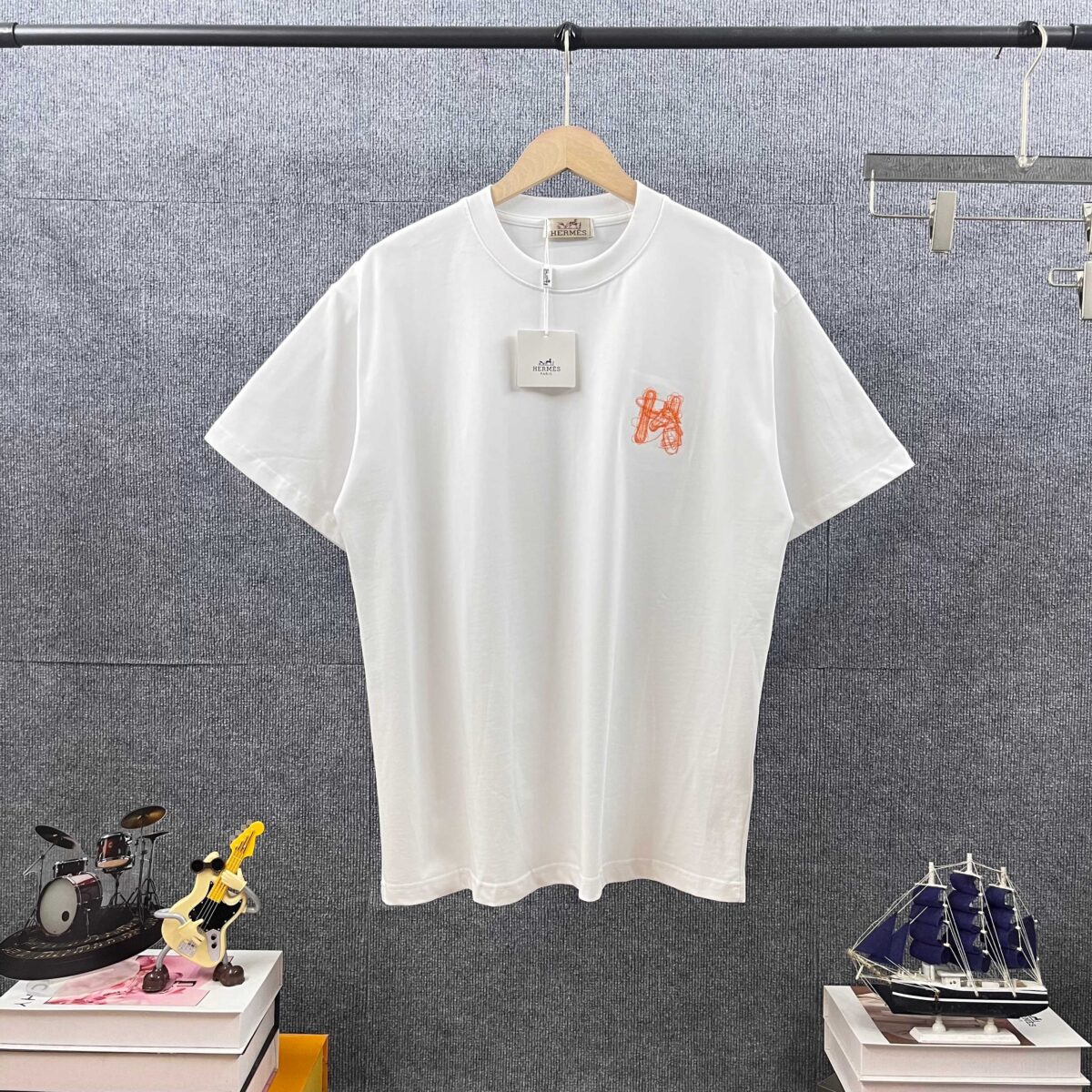 P80 Her*爱*马仕* 2026春夏新款 经典字母logo刺绣工艺 双纱定制平纹纯棉面料 短袖T恤 男女同款 颜色 ：黑色 白色 灰色 尺码： S （90-130斤） M （120-150斤） L （140-165斤） XL （160-180斤） XXL （180-210斤）