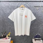 P80 Her*爱*马仕* 2026春夏新款 经典字母logo刺绣工艺 双纱定制平纹纯棉面料 短袖T恤 男女同款 颜色 ：黑色 白色 灰色 尺码： S （90-130斤） M （120-150斤） L （140-165斤） XL （160-180斤） XXL （180-210斤）