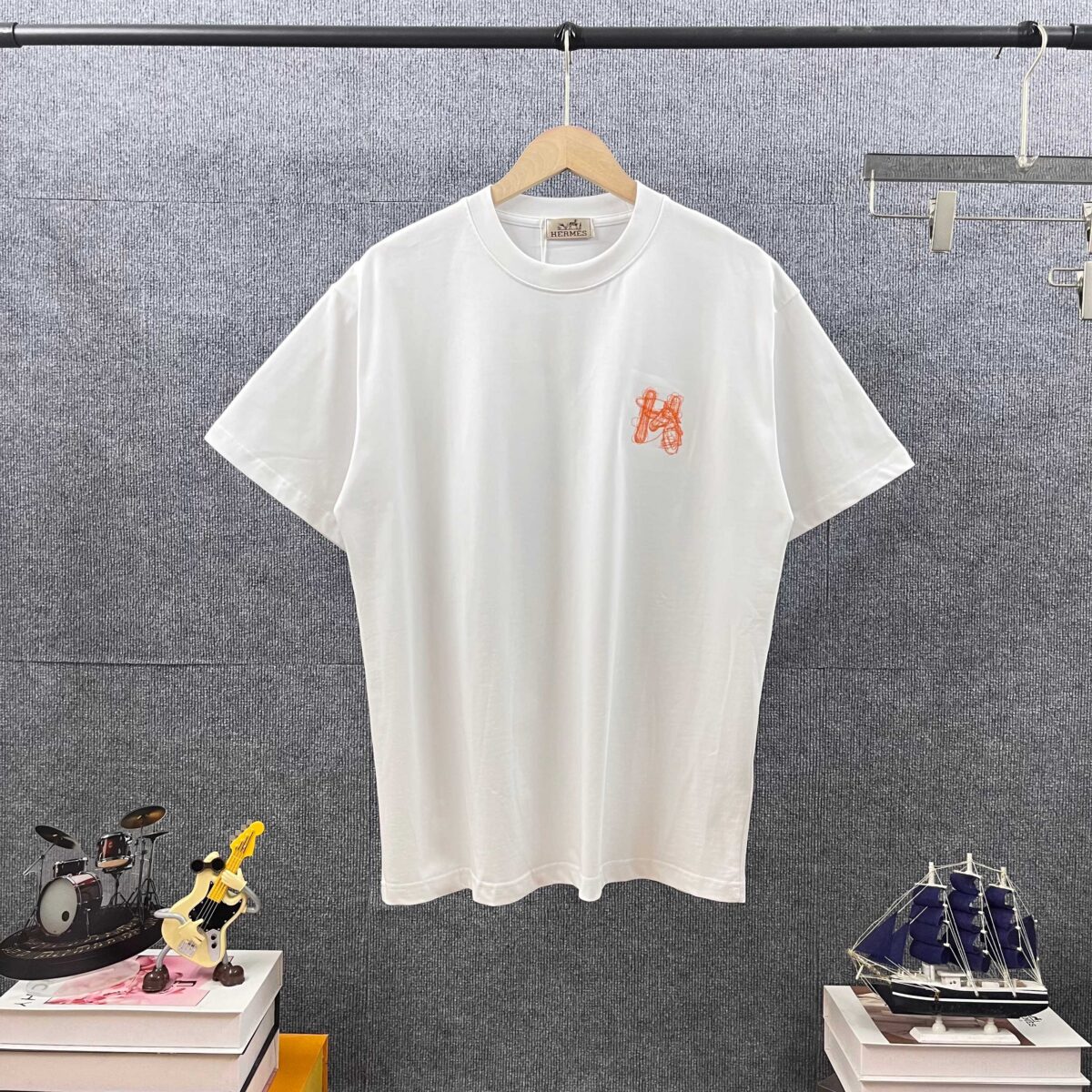 P80 Her*爱*马仕* 2026春夏新款 经典字母logo刺绣工艺 双纱定制平纹纯棉面料 短袖T恤 男女同款 颜色 ：黑色 白色 灰色 尺码： S （90-130斤） M （120-150斤） L （140-165斤） XL （160-180斤） XXL （180-210斤）