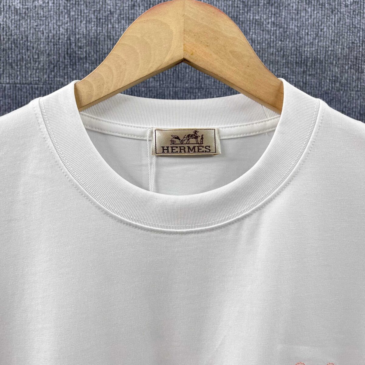 P80 Her*爱*马仕* 2026春夏新款 经典字母logo刺绣工艺 双纱定制平纹纯棉面料 短袖T恤 男女同款 颜色 ：黑色 白色 灰色 尺码： S （90-130斤） M （120-150斤） L （140-165斤） XL （160-180斤） XXL （180-210斤）