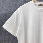 P80 Her*爱*马仕* 2026春夏新款 经典字母logo刺绣工艺 双纱定制平纹纯棉面料 短袖T恤 男女同款 颜色 ：黑色 白色 灰色 尺码： S （90-130斤） M （120-150斤） L （140-165斤） XL （160-180斤） XXL （180-210斤）
