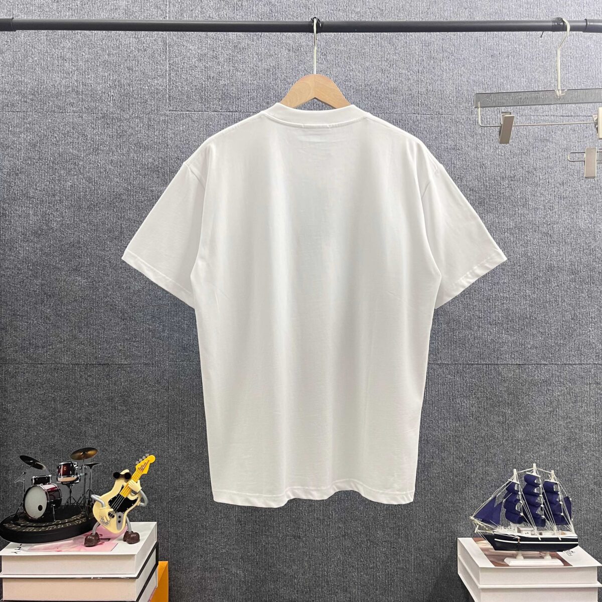 P80 Her*爱*马仕* 2026春夏新款 经典字母logo刺绣工艺 双纱定制平纹纯棉面料 短袖T恤 男女同款 颜色 ：黑色 白色 灰色 尺码： S （90-130斤） M （120-150斤） L （140-165斤） XL （160-180斤） XXL （180-210斤）