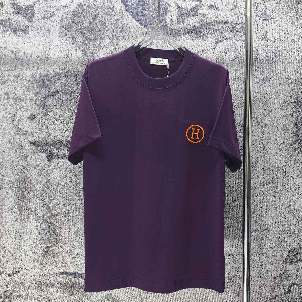 weigou_187727_1_96e68001ca P75 HERMES* 爱马仕* 2026新款 精致绣花小logo 300g短袖t恤 宽松版型男女同款 尺码 S M L XL XXL 黑色 白色 湖水绿 紫色