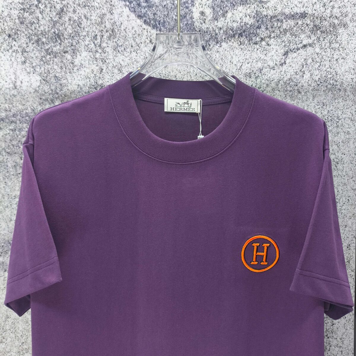weigou_187727_2_61b8679e72 P75 HERMES* 爱马仕* 2026新款 精致绣花小logo 300g短袖t恤 宽松版型男女同款 尺码 S M L XL XXL 黑色 白色 湖水绿 紫色