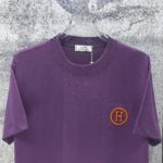 weigou_187727_2_61b8679e72 P75 HERMES* 爱马仕* 2026新款 精致绣花小logo 300g短袖t恤 宽松版型男女同款 尺码 S M L XL XXL 黑色 白色 湖水绿 紫色