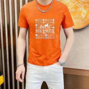 P70 品牌： 爱马仕 (胖子福音)原单男士休闲短袖T恤，2026春夏新品，定制胸前顶级logo 工艺、搭配整件细节 品质及剪裁设计都堪称一流，定制进口丝光棉面料！型格十足，配色轻熟百搭。M-5XL(穿到220斤)
