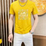 P70 品牌： 爱马仕 (胖子福音)原单男士休闲短袖T恤，2026春夏新品，定制胸前顶级logo 工艺、搭配整件细节 品质及剪裁设计都堪称一流，定制进口丝光棉面料！型格十足，配色轻熟百搭。M-5XL(穿到220斤)