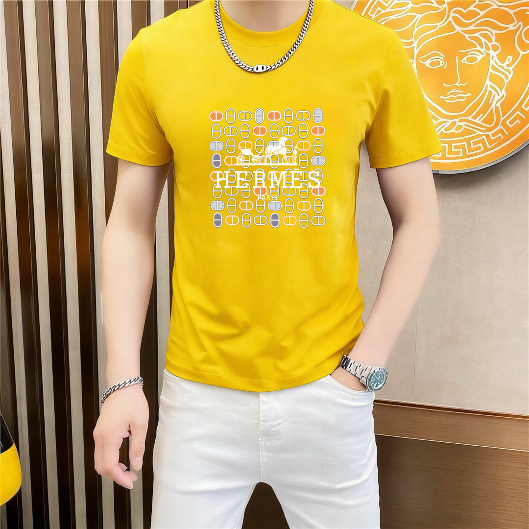 P70 品牌： 爱马仕 (胖子福音)原单男士休闲短袖T恤，2026春夏新品，定制胸前顶级logo 工艺、搭配整件细节 品质及剪裁设计都堪称一流，定制进口丝光棉面料！型格十足，配色轻熟百搭。M-5XL(穿到220斤)