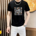 P70 品牌： 爱马仕 (胖子福音)原单男士休闲短袖T恤，2026春夏新品，定制胸前顶级logo 工艺、搭配整件细节 品质及剪裁设计都堪称一流，定制进口丝光棉面料！型格十足，配色轻熟百搭。M-5XL(穿到220斤)