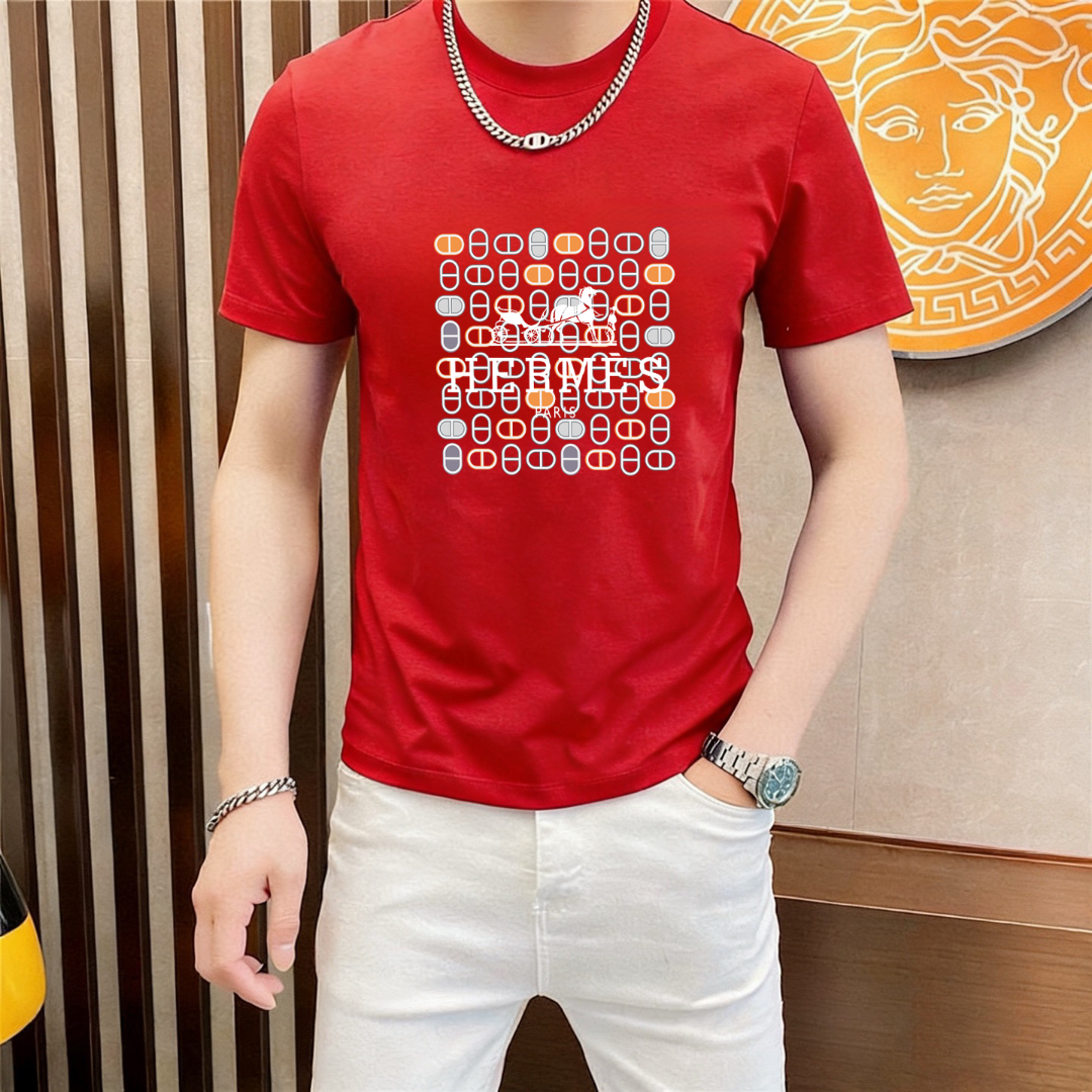 P70 品牌： 爱马仕 (胖子福音)原单男士休闲短袖T恤，2026春夏新品，定制胸前顶级logo 工艺、搭配整件细节 品质及剪裁设计都堪称一流，定制进口丝光棉面料！型格十足，配色轻熟百搭。M-5XL(穿到220斤)