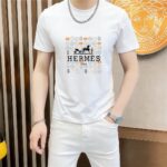 P70 品牌： 爱马仕 (胖子福音)原单男士休闲短袖T恤，2026春夏新品，定制胸前顶级logo 工艺、搭配整件细节 品质及剪裁设计都堪称一流，定制进口丝光棉面料！型格十足，配色轻熟百搭。M-5XL(穿到220斤)