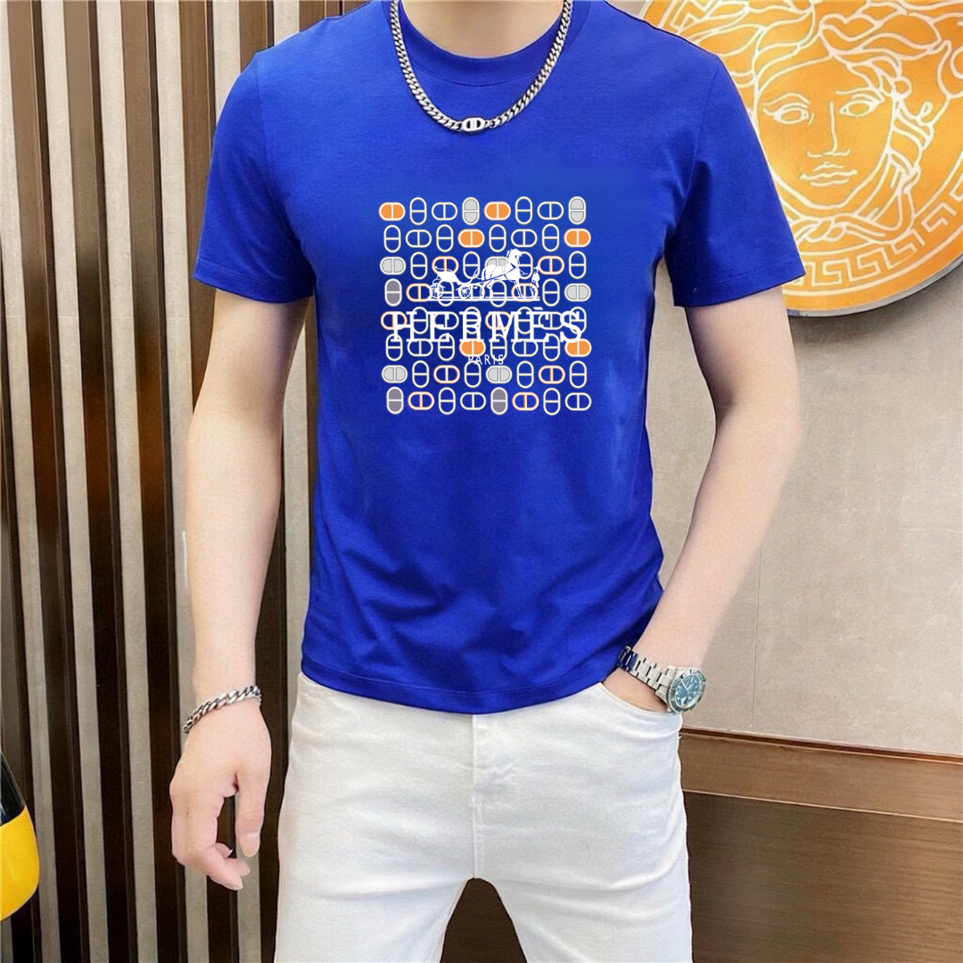 P70 品牌： 爱马仕 (胖子福音)原单男士休闲短袖T恤，2026春夏新品，定制胸前顶级logo 工艺、搭配整件细节 品质及剪裁设计都堪称一流，定制进口丝光棉面料！型格十足，配色轻熟百搭。M-5XL(穿到220斤)