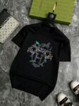 P70 品牌： 爱马仕 (胖子福音)原单男士休闲短袖T恤，2026春夏新品，定制胸前顶级logo 工艺、搭配整件细节 品质及剪裁设计都堪称一流，定制进口丝光棉面料！型格十足，配色轻熟百搭。M-5XL(穿到220斤)