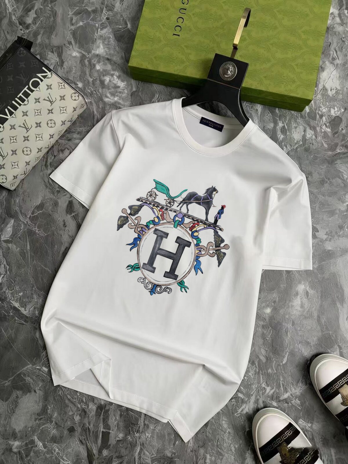 P70 品牌： 爱马仕 (胖子福音)原单男士休闲短袖T恤，2026春夏新品，定制胸前顶级logo 工艺、搭配整件细节 品质及剪裁设计都堪称一流，定制进口丝光棉面料！型格十足，配色轻熟百搭。M-5XL(穿到220斤)