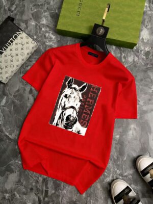 P70 品牌： 爱马仕 (胖子福音)原单男士休闲短袖T恤，2026春夏新品，定制胸前顶级logo 工艺、搭配整件细节 品质及剪裁设计都堪称一流，定制进口丝光棉面料！型格十足，配色轻熟百搭。M-5XL(穿到220斤)