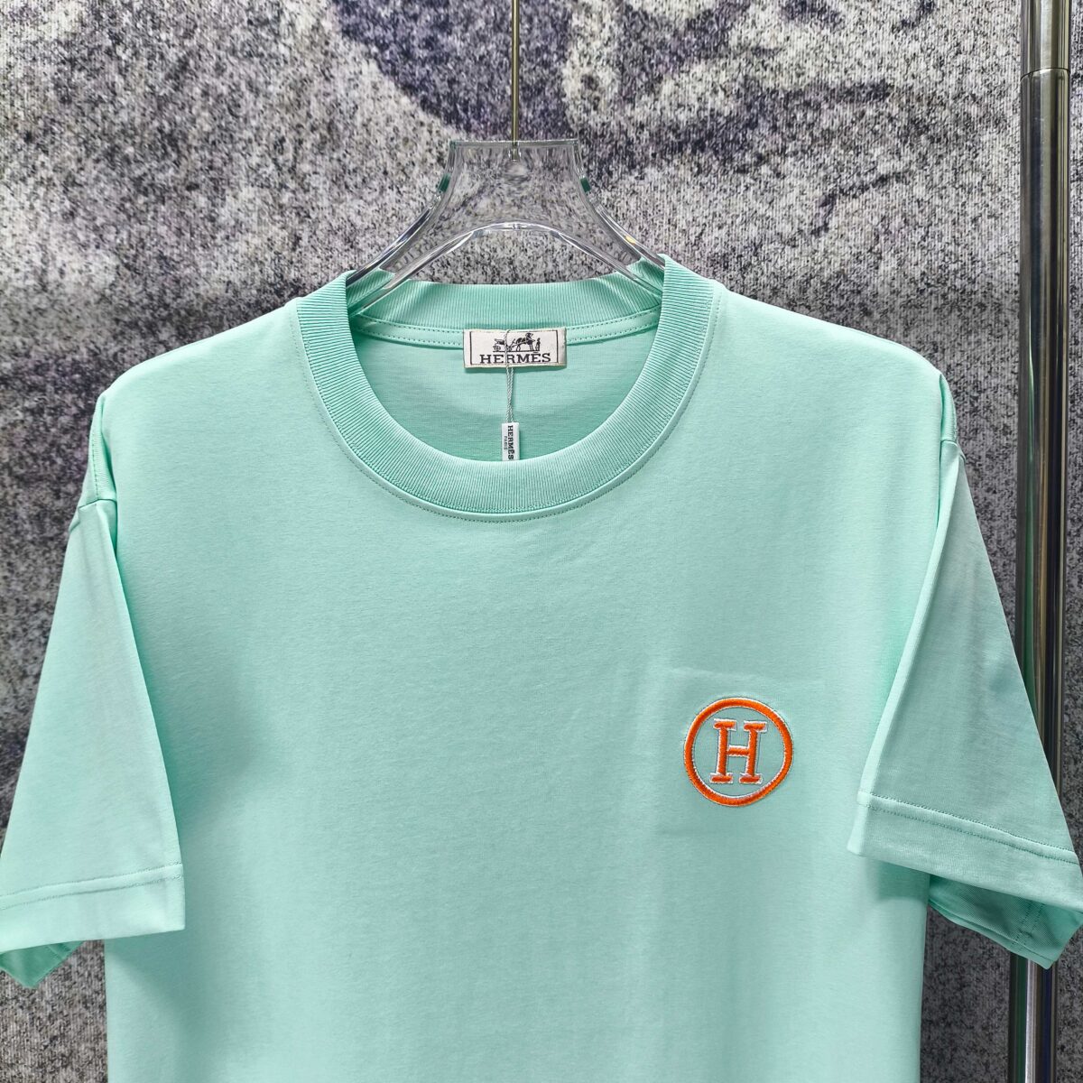 P75 HERMES* 爱马仕* 2026新款 精致绣花小logo 300g短袖t恤 宽松版型男女同款 尺码 S M L XL XXL 黑色 白色 湖水绿 紫色