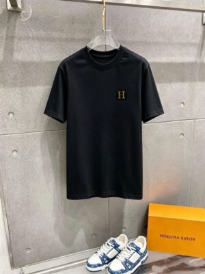 P70 品牌： 爱马仕 (胖子福音)原单男士休闲短袖T恤，2026春夏新品，定制胸前顶级logo 工艺、搭配整件细节 品质及剪裁设计都堪称一流，定制进口丝光棉面料！型格十足，配色轻熟百搭。M-5XL(穿到220斤)