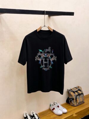 P70 品牌： 爱马仕 (胖子福音)原单男士休闲短袖T恤，2026春夏新品，定制胸前顶级logo 工艺、搭配整件细节 品质及剪裁设计都堪称一流，定制进口丝光棉面料！型格十足，配色轻熟百搭。M-5XL(穿到220斤)