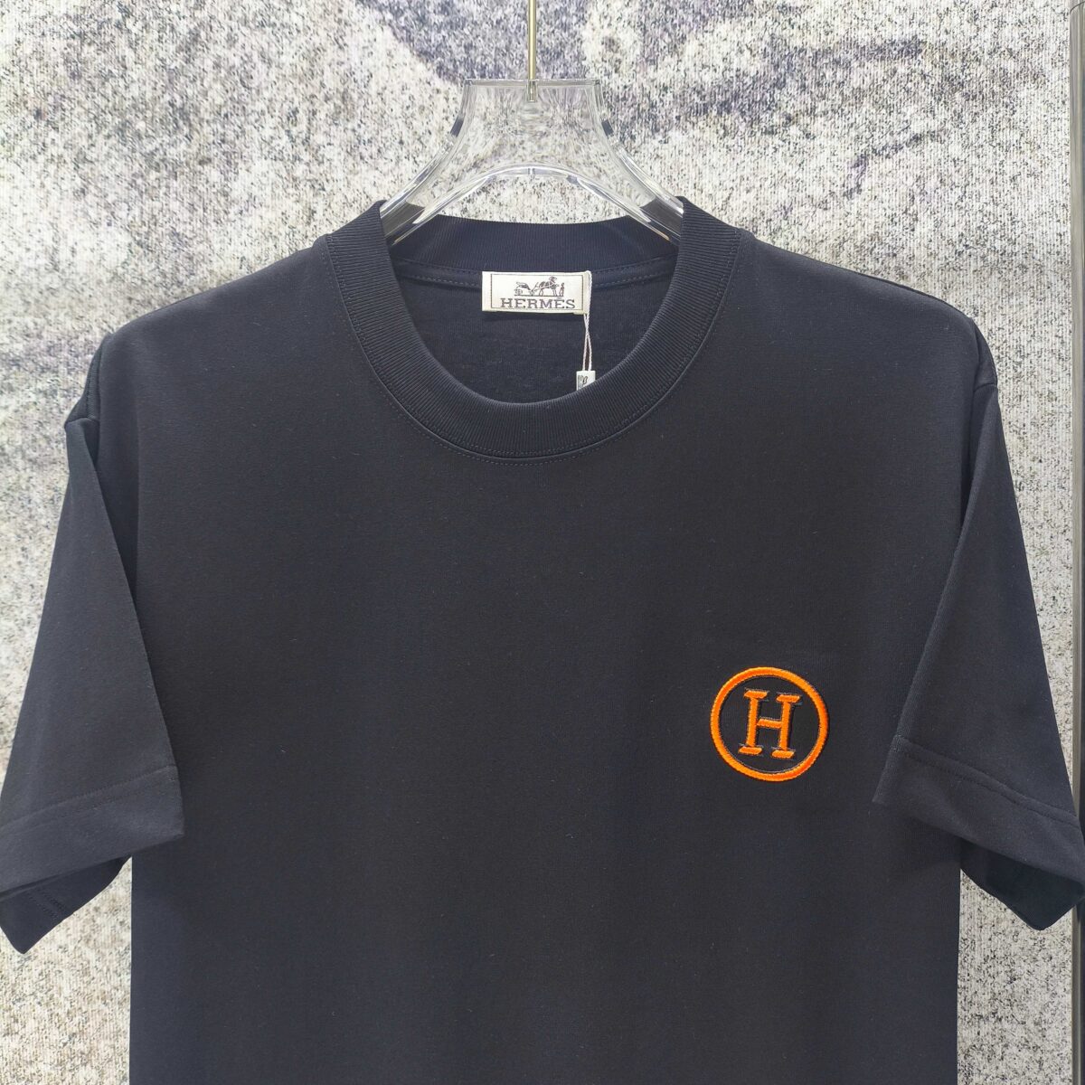 P75 HERMES* 爱马仕* 2026新款 精致绣花小logo 300g短袖t恤 宽松版型男女同款 尺码 S M L XL XXL 黑色 白色 湖水绿 紫色