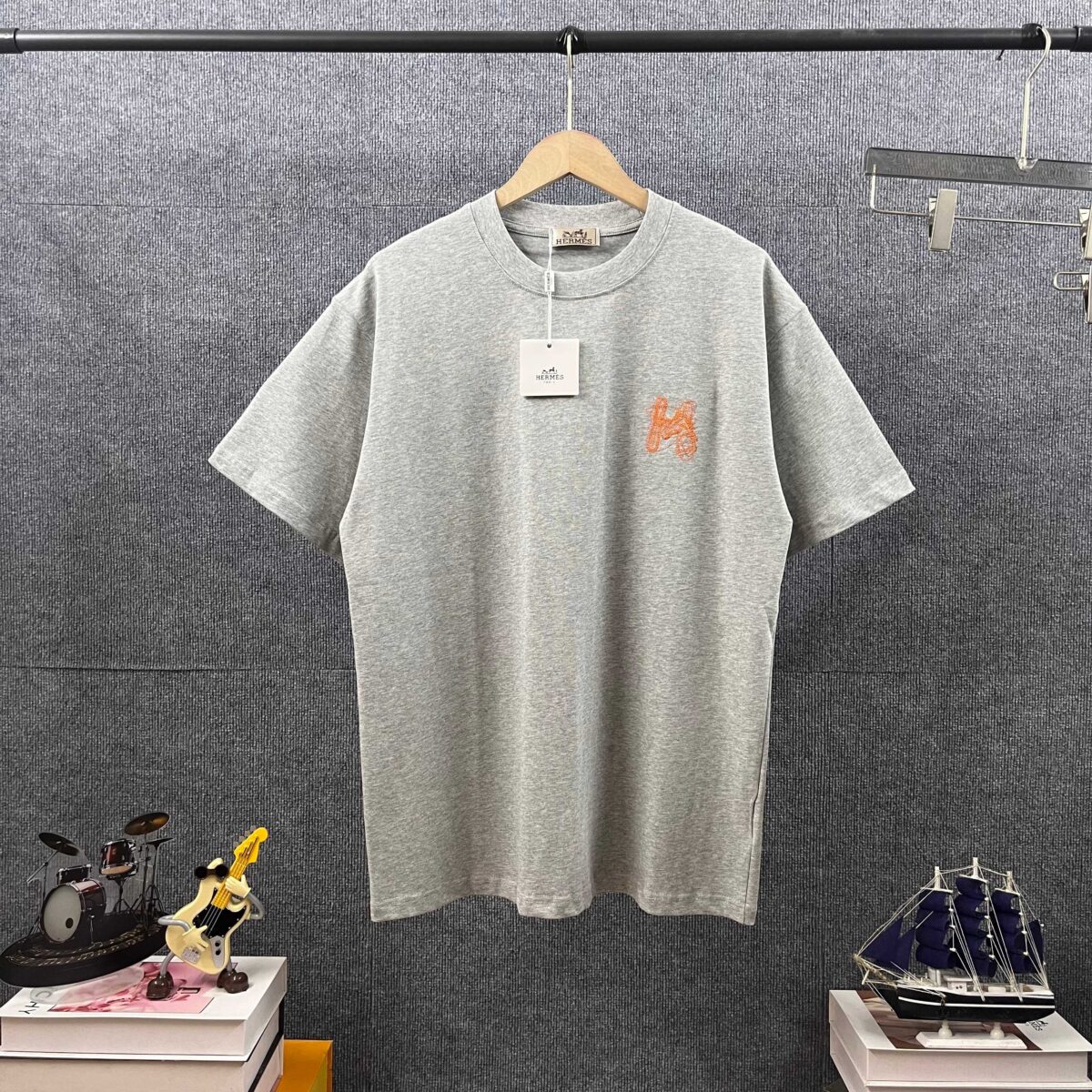 P80 Her*爱*马仕* 2026春夏新款 经典字母logo刺绣工艺 双纱定制平纹纯棉面料 短袖T恤 男女同款 颜色 ：黑色 白色 灰色 尺码： S （90-130斤） M （120-150斤） L （140-165斤） XL （160-180斤） XXL （180-210斤）