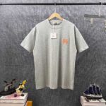 P80 Her*爱*马仕* 2026春夏新款 经典字母logo刺绣工艺 双纱定制平纹纯棉面料 短袖T恤 男女同款 颜色 ：黑色 白色 灰色 尺码： S （90-130斤） M （120-150斤） L （140-165斤） XL （160-180斤） XXL （180-210斤）