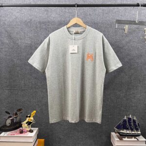 P80 Her*爱*马仕* 2026春夏新款 经典字母logo刺绣工艺 双纱定制平纹纯棉面料 短袖T恤 男女同款 颜色 ：黑色 白色 灰色 尺码： S （90-130斤） M （120-150斤） L （140-165斤） XL （160-180斤） XXL （180-210斤）
