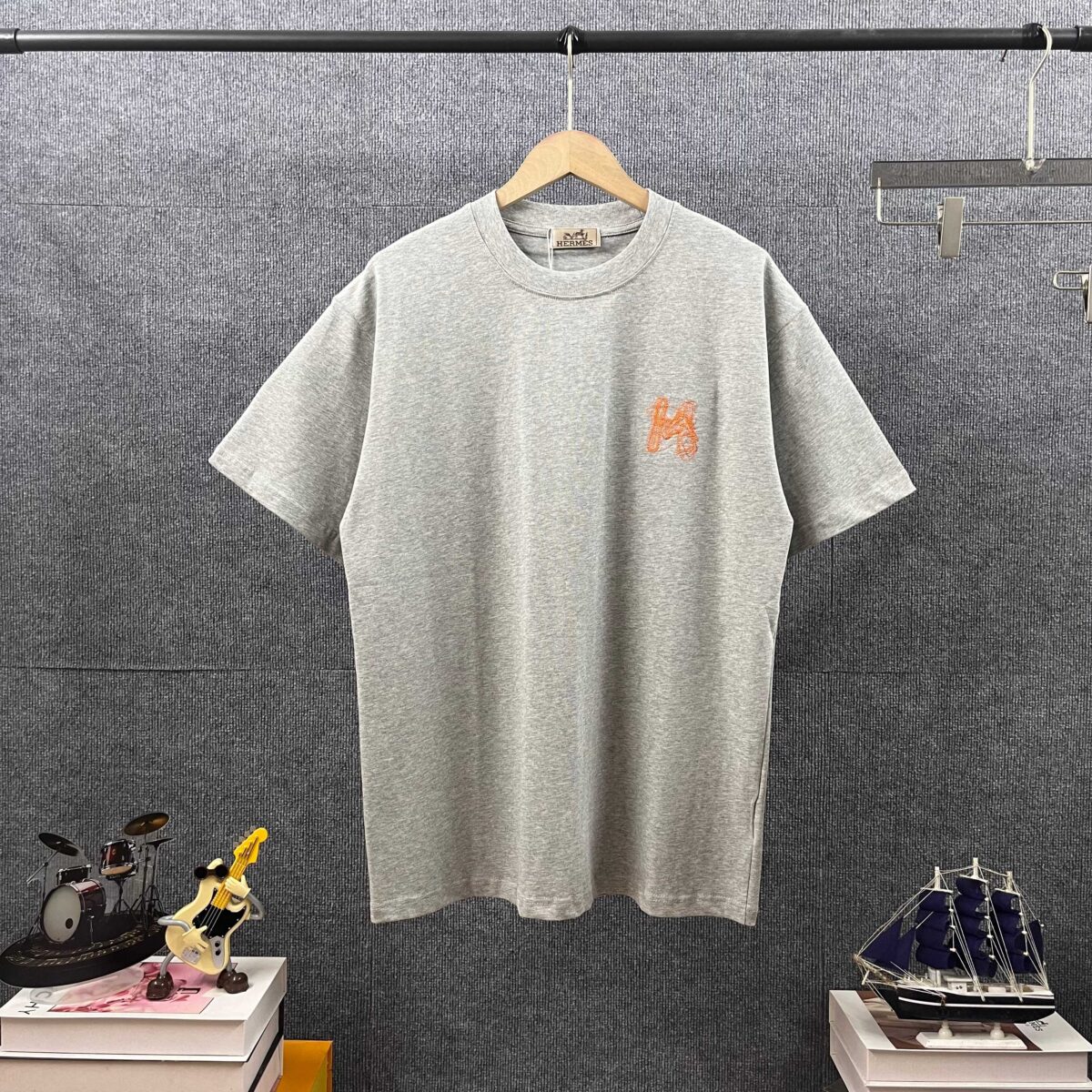 P80 Her*爱*马仕* 2026春夏新款 经典字母logo刺绣工艺 双纱定制平纹纯棉面料 短袖T恤 男女同款 颜色 ：黑色 白色 灰色 尺码： S （90-130斤） M （120-150斤） L （140-165斤） XL （160-180斤） XXL （180-210斤）