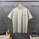 P80 Her*爱*马仕* 2026春夏新款 经典字母logo刺绣工艺 双纱定制平纹纯棉面料 短袖T恤 男女同款 颜色 ：黑色 白色 灰色 尺码： S （90-130斤） M （120-150斤） L （140-165斤） XL （160-180斤） XXL （180-210斤）