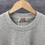 P80 Her*爱*马仕* 2026春夏新款 经典字母logo刺绣工艺 双纱定制平纹纯棉面料 短袖T恤 男女同款 颜色 ：黑色 白色 灰色 尺码： S （90-130斤） M （120-150斤） L （140-165斤） XL （160-180斤） XXL （180-210斤）