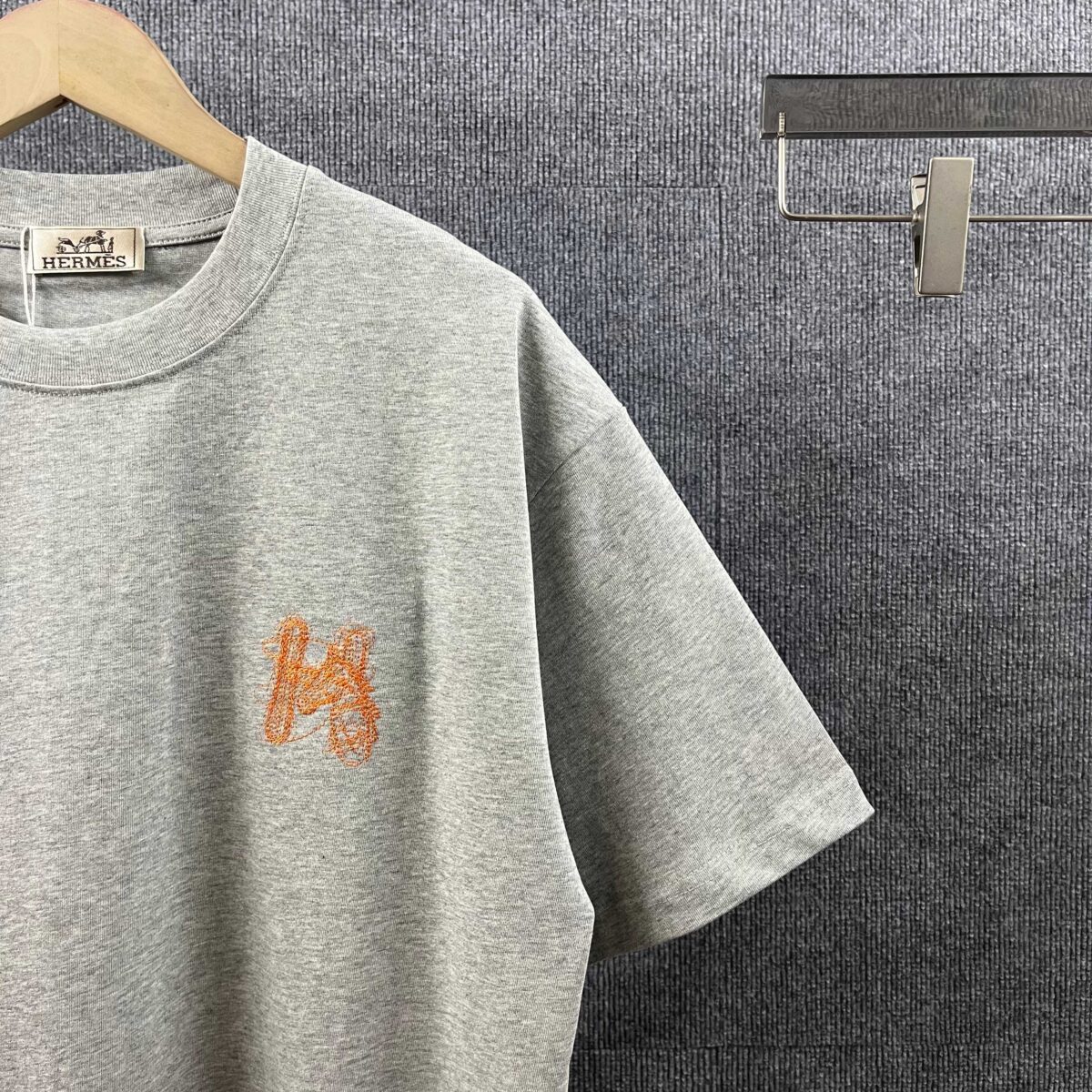 P80 Her*爱*马仕* 2026春夏新款 经典字母logo刺绣工艺 双纱定制平纹纯棉面料 短袖T恤 男女同款 颜色 ：黑色 白色 灰色 尺码： S （90-130斤） M （120-150斤） L （140-165斤） XL （160-180斤） XXL （180-210斤）
