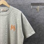 P80 Her*爱*马仕* 2026春夏新款 经典字母logo刺绣工艺 双纱定制平纹纯棉面料 短袖T恤 男女同款 颜色 ：黑色 白色 灰色 尺码： S （90-130斤） M （120-150斤） L （140-165斤） XL （160-180斤） XXL （180-210斤）