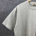 P80 Her*爱*马仕* 2026春夏新款 经典字母logo刺绣工艺 双纱定制平纹纯棉面料 短袖T恤 男女同款 颜色 ：黑色 白色 灰色 尺码： S （90-130斤） M （120-150斤） L （140-165斤） XL （160-180斤） XXL （180-210斤）