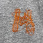 P80 Her*爱*马仕* 2026春夏新款 经典字母logo刺绣工艺 双纱定制平纹纯棉面料 短袖T恤 男女同款 颜色 ：黑色 白色 灰色 尺码： S （90-130斤） M （120-150斤） L （140-165斤） XL （160-180斤） XXL （180-210斤）