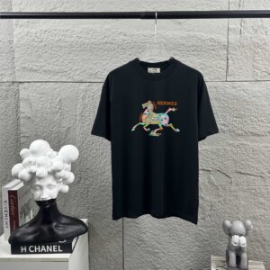 P75 Herme*爱马仕* 2026 春夏新款 经典方框烫画工艺 定制双纱平纹纯棉面料 短袖T恤 男女同款 颜色 ：黑色 白色 安哥拉红色 尺码： S （90-130斤） M （120-150斤） L （140-165斤） XL （160-180斤） XXL （180-210斤）