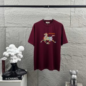 P75 Herme*爱马仕* 2026 春夏新款 经典方框烫画工艺 定制双纱平纹纯棉面料 短袖T恤 男女同款 颜色 ：黑色 白色 安哥拉红色 尺码： S （90-130斤） M （120-150斤） L （140-165斤） XL （160-180斤） XXL （180-210斤）