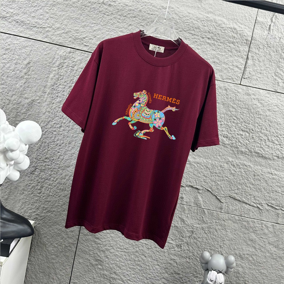 P75 Herme*爱马仕* 2026 春夏新款 经典方框烫画工艺 定制双纱平纹纯棉面料 短袖T恤 男女同款 颜色 ：黑色 白色 安哥拉红色 尺码： S （90-130斤） M （120-150斤） L （140-165斤） XL （160-180斤） XXL （180-210斤）