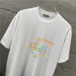 P75 Herme*爱马仕* 2026 春夏新款 经典方框烫画工艺 定制双纱平纹纯棉面料 短袖T恤 男女同款 颜色 ：黑色 白色 安哥拉红色 尺码： S （90-130斤） M （120-150斤） L （140-165斤） XL （160-180斤） XXL （180-210斤）
