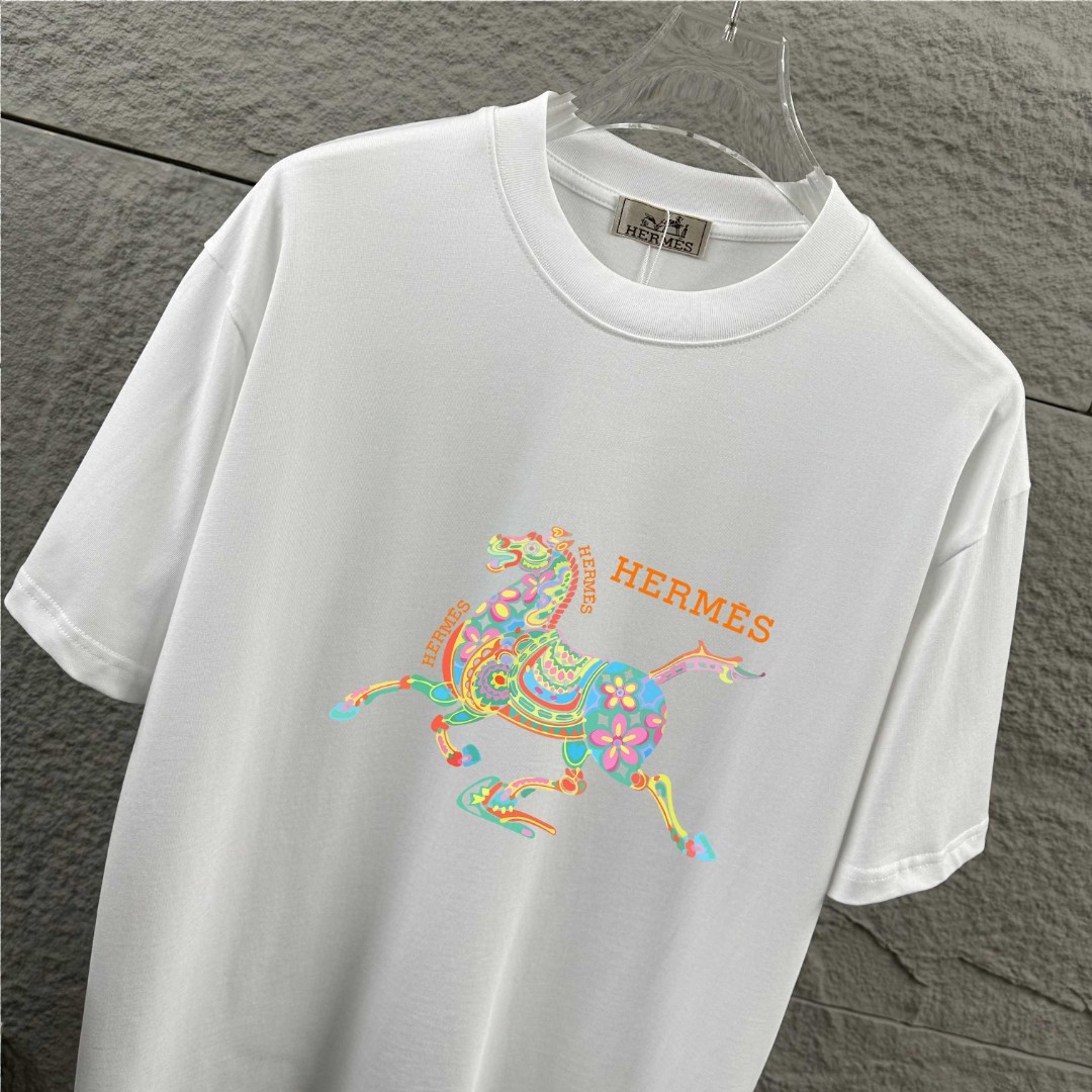 P75 Herme*爱马仕* 2026 春夏新款 经典方框烫画工艺 定制双纱平纹纯棉面料 短袖T恤 男女同款 颜色 ：黑色 白色 安哥拉红色 尺码： S （90-130斤） M （120-150斤） L （140-165斤） XL （160-180斤） XXL （180-210斤）